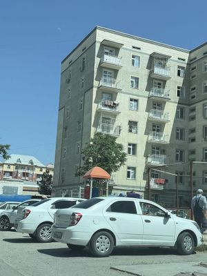 Navoiy shahar markazida darxondi oldida kvartera sotiladi