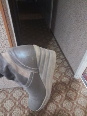 Продаю кожаные сапоги, не дорого.