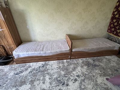 2 ta divan , 1 ta prixojiy