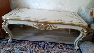 Стол для гостинной