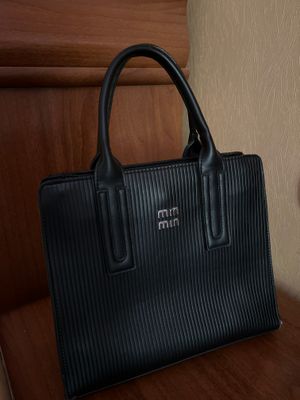 женская черная сумка miu miu