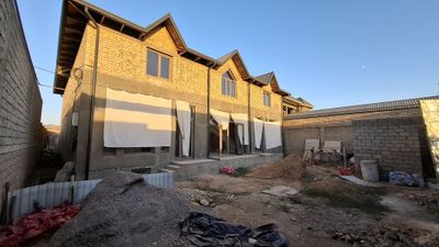 Учқаҳрамондан 4,5 км Гулистон махаллада 5.7 соток 2 қаватли коробка