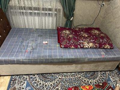 Кровать в хорошем состоянии нужно помыть матрас