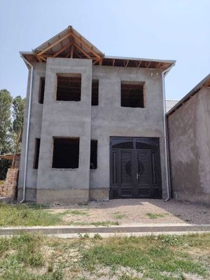Hovli uy sotiladi