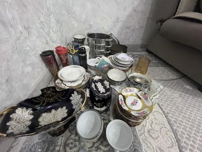Набор посуды тарелки, стаканы, термосы, кастрюли
