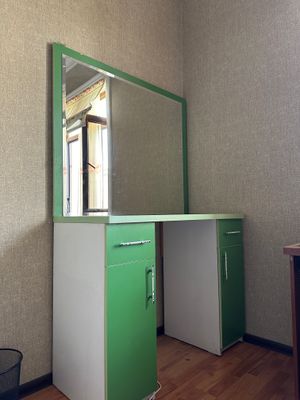 Продается туалетный столик/ трюмо