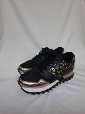 Кроссовки женские