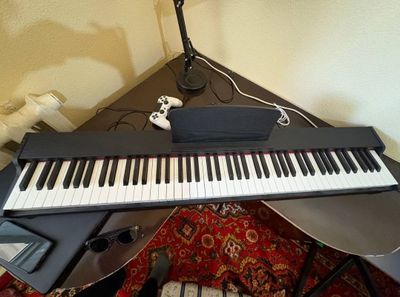 Pianina sotiladi 88 klavishli pedalli ideal narx kelishamiz
