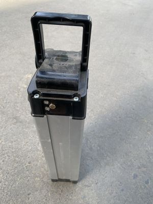 Akkumlator sotiladi.