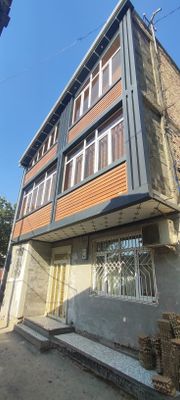 Фарғона шахар Центр териториясида 3 каватли квартира ижарага берилади