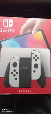 Консоль Nintendo Switch OLED с красочным 7-дюймовым экраном.