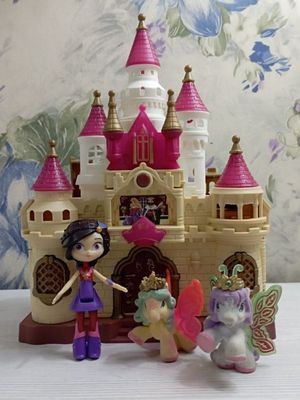 Продаётся замок с игрушками.