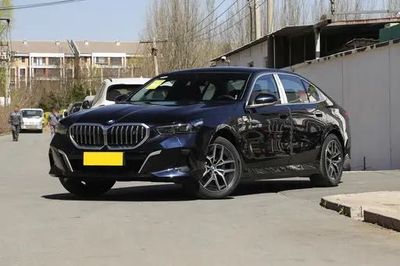 Продам BMW i5 E drive 35 L 2024 год синий новый без пробега в наличии