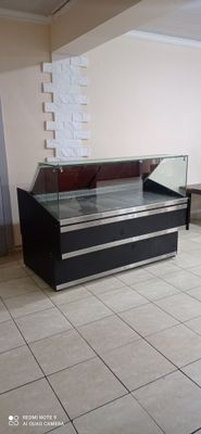 Vitrina holodilnik sotiladi