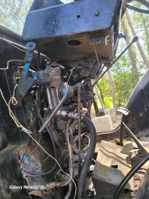 MTZ 80 yurip turgan holda