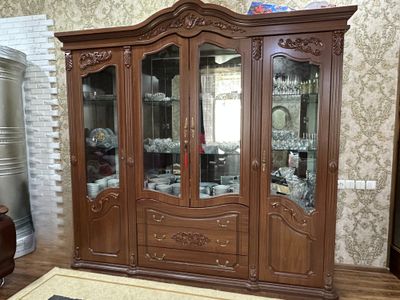 Продаю горку (сервант)