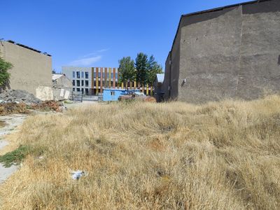 Yer uchastkasi 10+ sotix prezident maktabi va Samarqand siti oldida