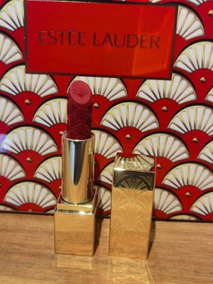 Продаю шикарную помаду ESTEE LAUDER лимитированная коллекция RedVelvet