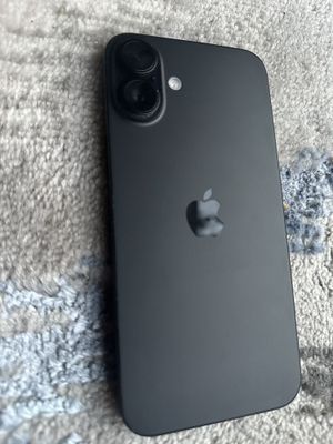 iPhone 16 black.