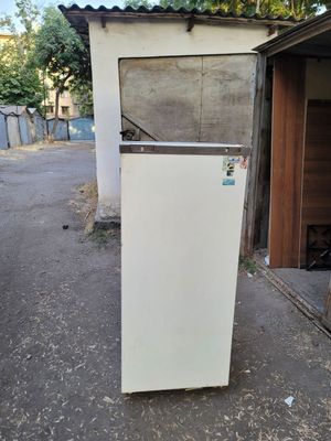 Продаётся холодильник снайге рабочий всё родной