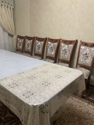 Продается стол со стульями и шифоньер.