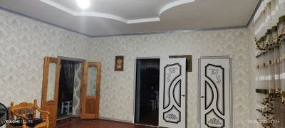 Kogondan barcha qulayliklarga ega Hovli sotiladi