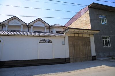Hovli sotiladi uchastka