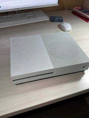 XBOX ONE S в отличном состоянии и игры в коплекте