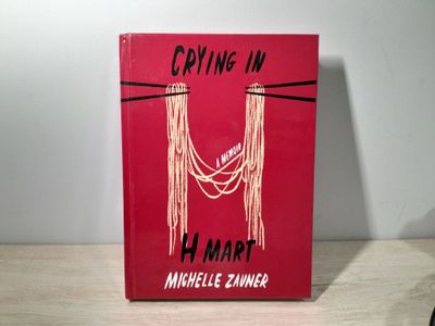 Книга, мемуар "Crying In H Mart" на английском языке