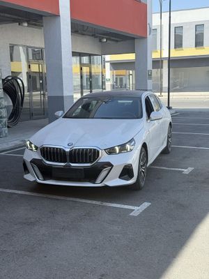 BMW i5 2025 v nalichii