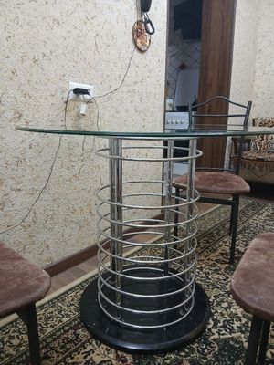Продаётся стекланни стол 850 000 сум