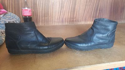 Erkaklar qishgi oyoq kiyimi sotiladi