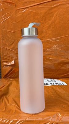 Продается прозрачная бутылка для воды с крышкой цвета металлик