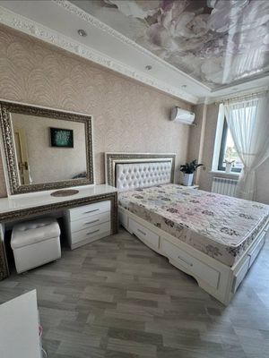 Спальный кровать,большой комод и пуфик