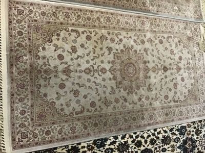 Продается посуда , хрусталь, диван, ковры, курпача