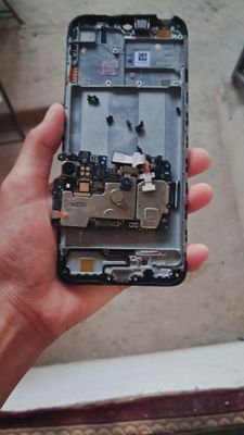 Telefon ichki qismi mixlari bilan