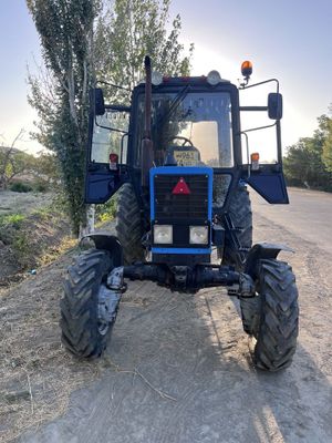 Traktor 82.1 sotiladi.