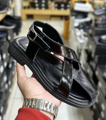 Кожаные стильные сандали 40-41 размера