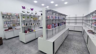 Продам полки и витрины