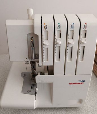 Bernina 700D overlo