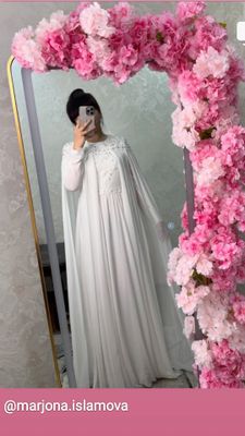 Sifatli abaya rasm tushish uchun kiyilgan