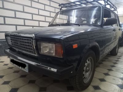Vaz 2104 sotiladi.