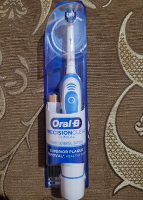 Электрическая зубная щетка Oral B