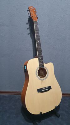 Gitara (Akustik gitara) chixoli va kalonkaga cherezi bilan