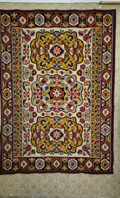 Продается старинный шерстяной ковер ручной работы.