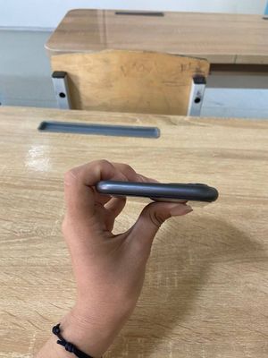 iPhone 11 black.