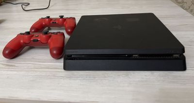 Playstation 4 slim.