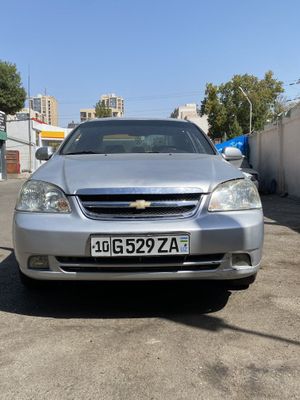 Lasetti 1.8 sotiladi