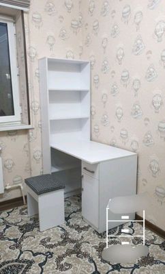 3 в 1  письменный стол + пенал полка + табуретка.