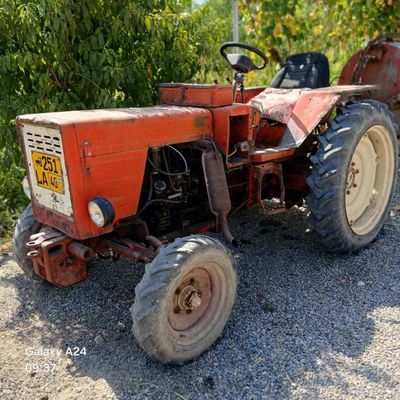 Traktor sotiladi